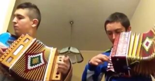 Dominic e Vincenzo Pizzica all’organetto