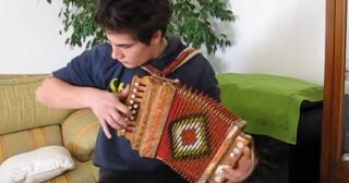 Simone con l’organetto in un mix di quadriglie