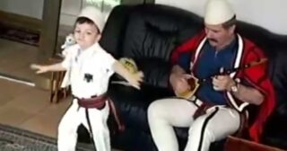 Bambino Albanese balla il ballo dei Pelasgi