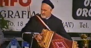 Padre Antonio Gagiotta suona l’organetto