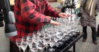 Street artist playing Hallelujah with crystal glasses