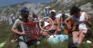 Cantanti del M.A.G.A. – Amici miei + Testo