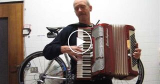 Alfredo: fisarmonicista e ciclista