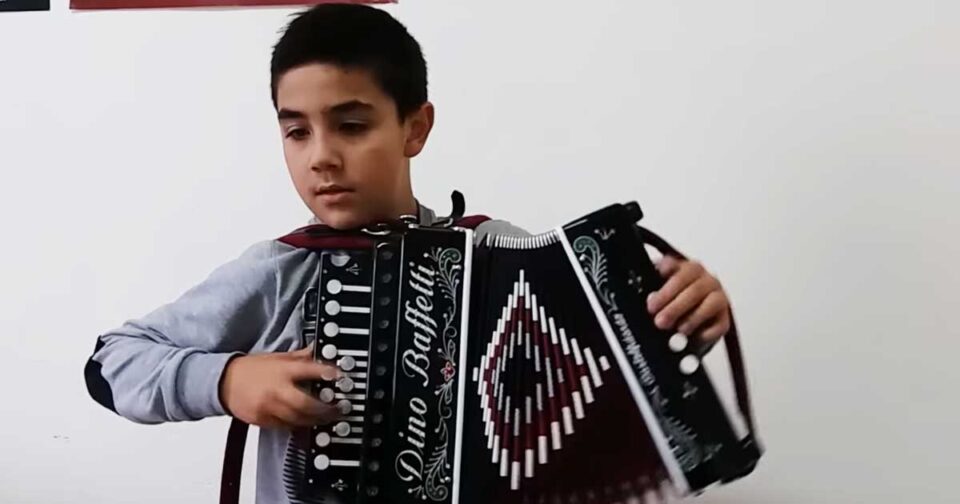 Tarantella Ru Lu Mont - Luigi Percoco suona l'organetto. Musica popolare italiana - calabrese.