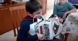 Un ragazzo suona l’Organetto per gli amici