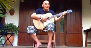 Mango canta “Fenesta Vascia” + Testo