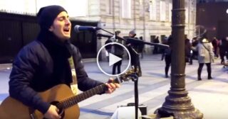 Ragazzo Italiano canta Pino Daniele a Parigi