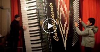 Alessandro e Manuel suonano la Fisarmonica più grande del Mondo