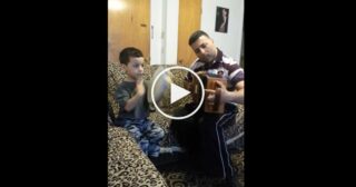 Bambino di 4 anni alle prese con la Tarantella