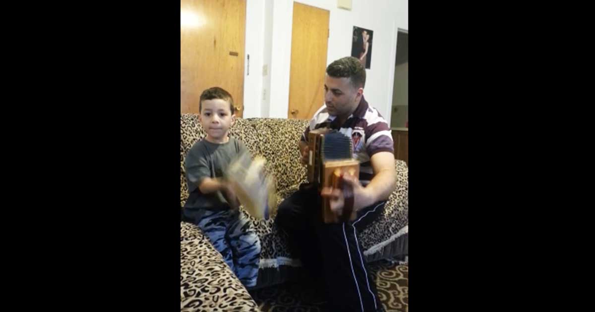 Bambino di 4 anni alle prese con la Tarantella. Musica popolare.