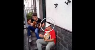 Ragazzi suonano tamburello e organetto