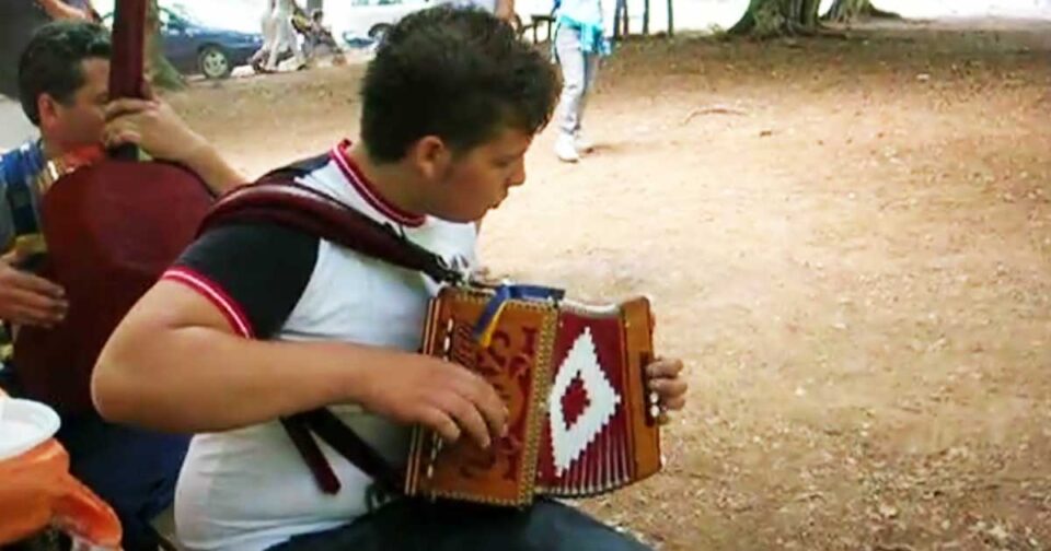 Organetto, chitarra, tarantella. Musica popolare.