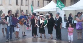 Canto in dialetto in Piazza a Lecce