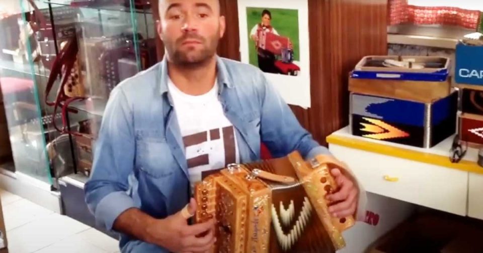 Mariano Michelessi suona questo brano di Gabriele Di Pietro: "Passeggiando nel bosco" (Valzer all'organetto).