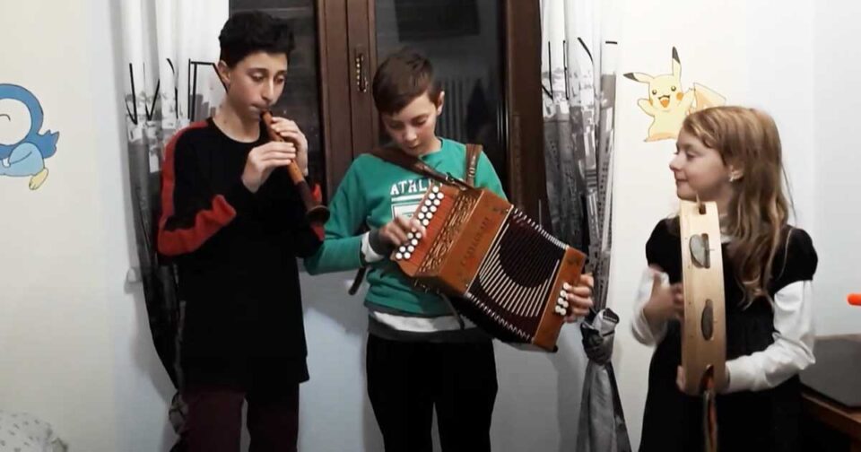 Organetto. tamburello e ciaramella. Musica popolare.