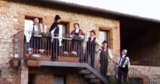 Marieta monta in gondola – El Canfin