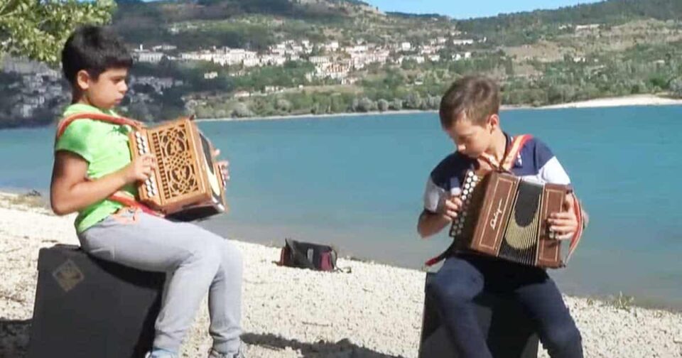 Organetti al laghetto Villetta Barrea - Abruzzo. Musica popolare abruzzese.