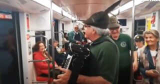 Alpini Padovani cantano in metro