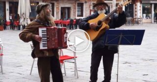 Artisti di strada a Venezia – Fisarmonica e chitarra