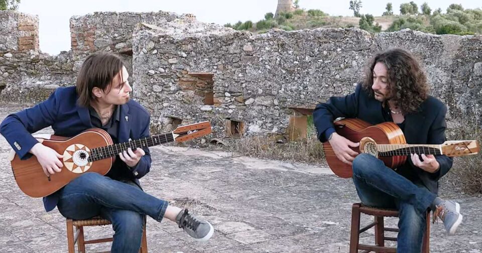 Danza Ionia - Francesco Loccisano e Marcello De Carolis - Chitarra Battente. Musica popolare.