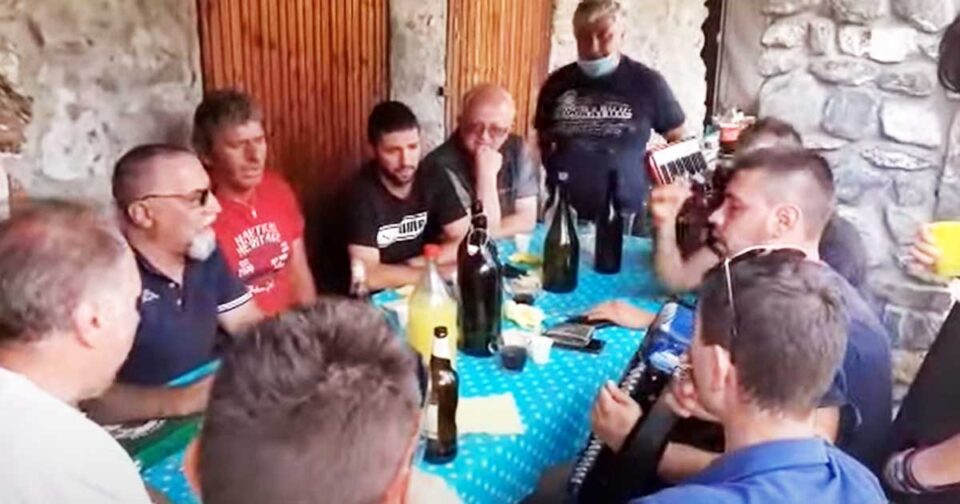 Sotto l'arancio - Dal Vej al Giou - Musica popolare piemontese.