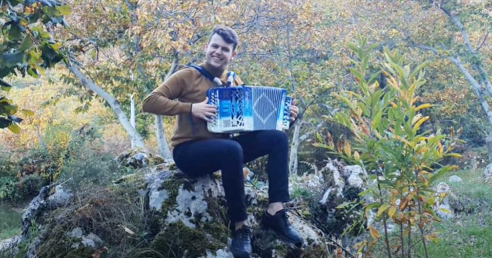 Sorrisi e Musica - Tarantella di Vito Pierro. Musica all'organetto.