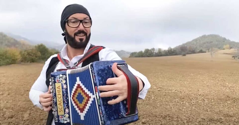 Comme facette Mammeta - Nicola Scacchia - Organetto. Canzone popolare.