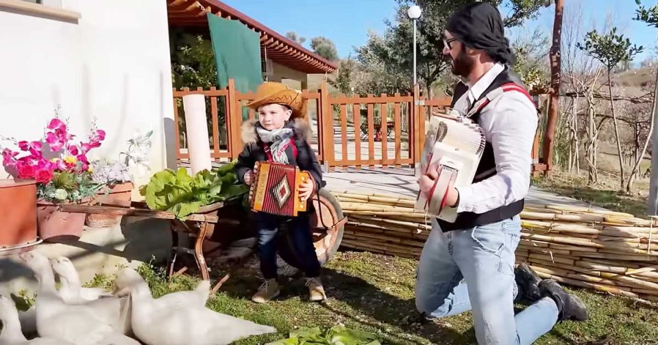 Il ballo del quà quà - Nicolas Scacchia e Nicola Scacchia all'organetto. Musica popolare italiana.
