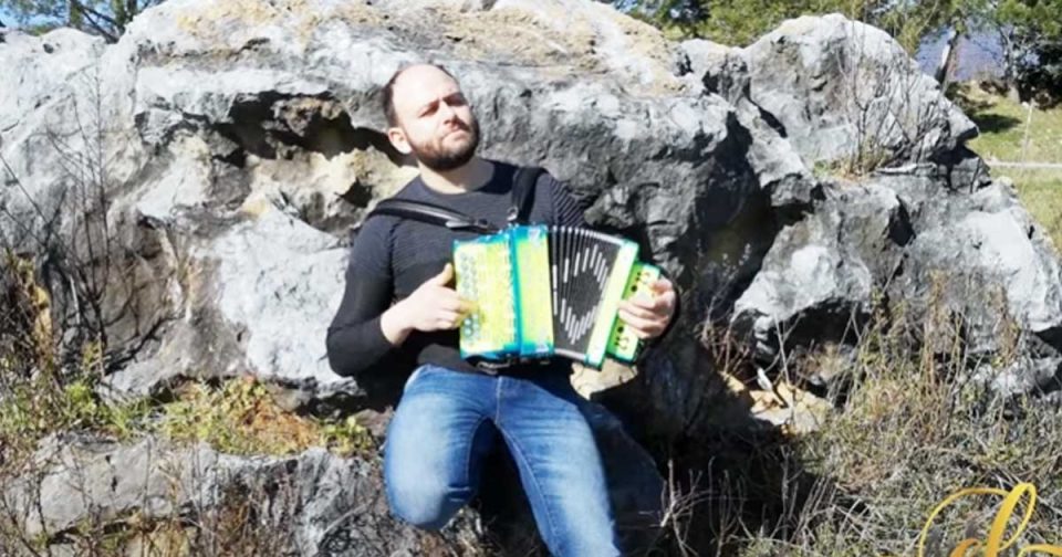 Passeggiando nel bosco - Lovisi, Vertullo - Fisarmonica. Musica popolare.