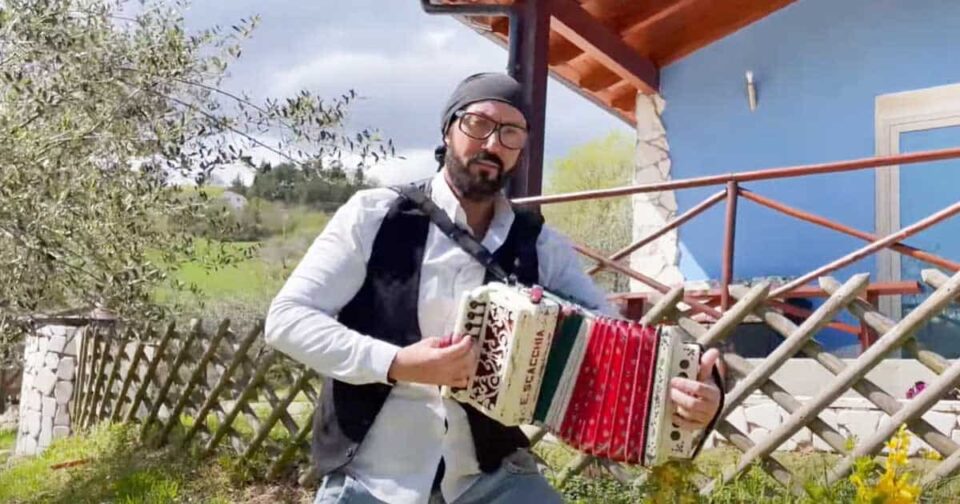 Fiori Trasteverini (Tarantella romanesca) - Nicola Scacchia - Organetto. Muscia popolare.
