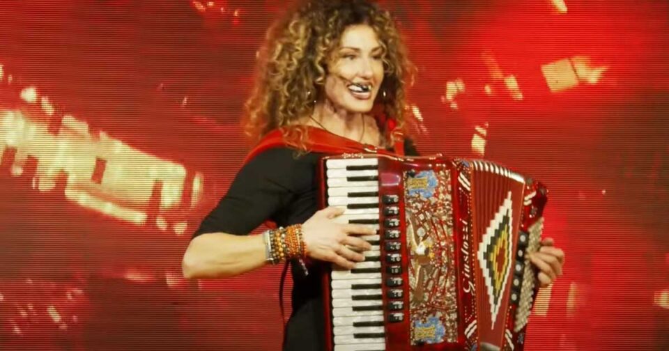 Le scarpette / È arrivato l'ambasciatore - Sabrina Salvestrin. Musica popolare.