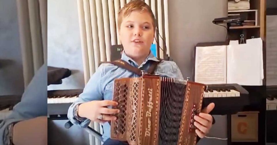 Le Pays - Luigi Amabili all'organetto.