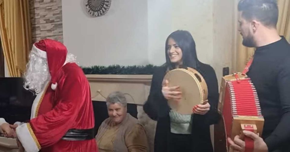 Babbo Natale arriva a Casa - Musica popolare. Fortunato Stillittano & Valentina Donato.