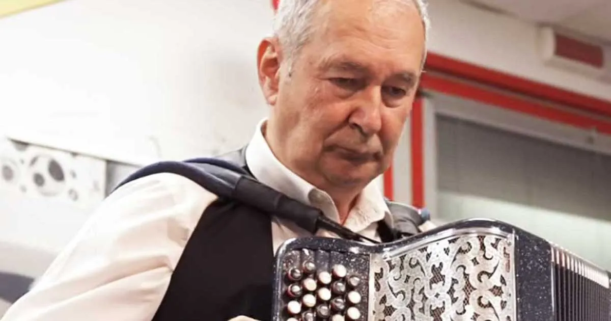 Tiziano Ghinazzi suona Bona lè alla fisarmonica